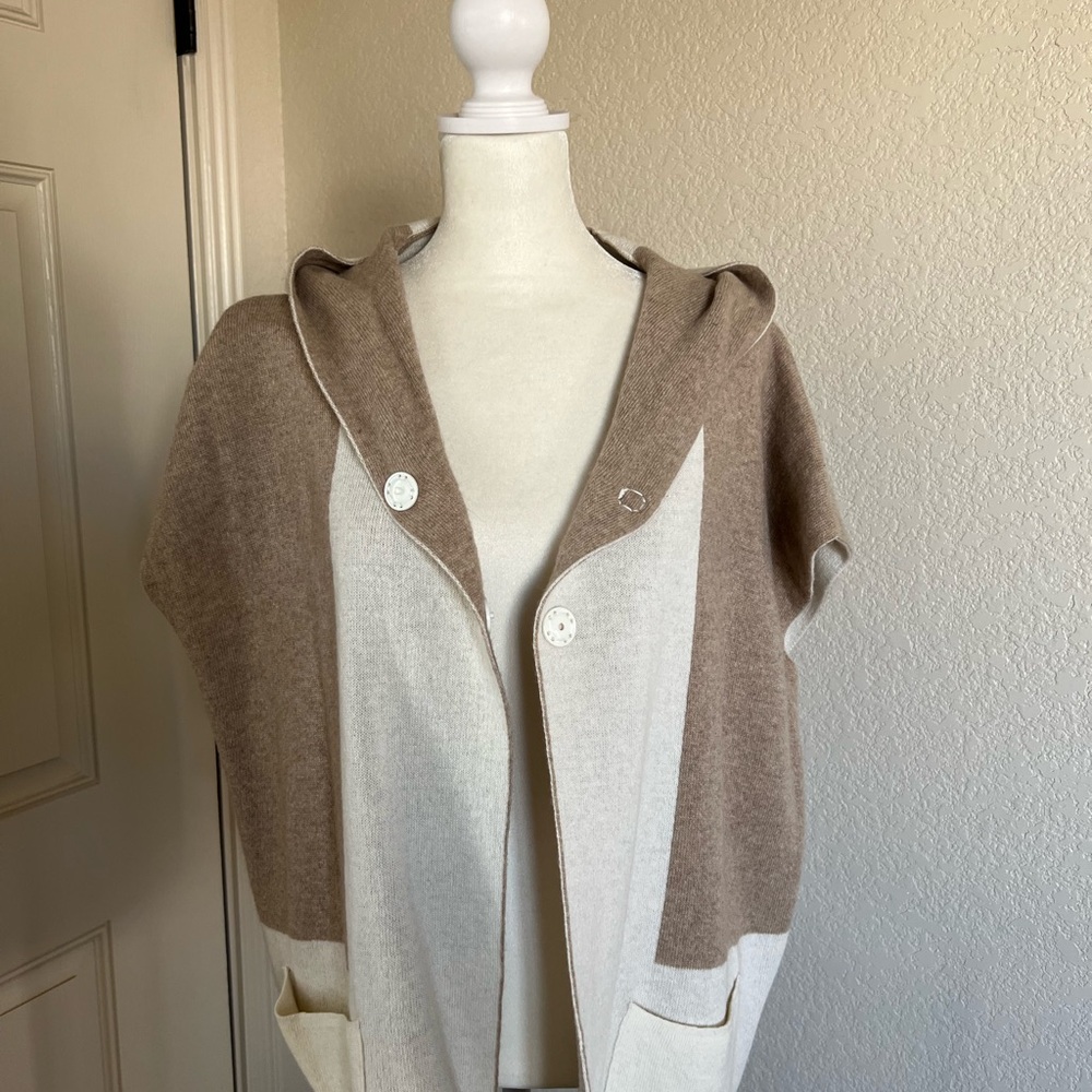 LIKE NEW Note di Anita one size fits all white/beige/tan button up cover.